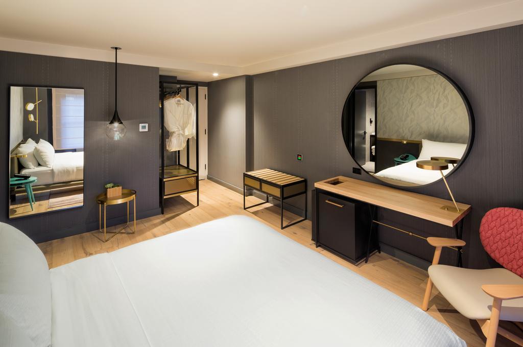Zimmer mit Kingsize-Bett und rollstuhlgerechter Dusche - barrierefrei